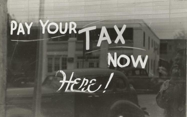 the-new-york-public-library-kajlrqwt5yy-unsplash pay tax here sign